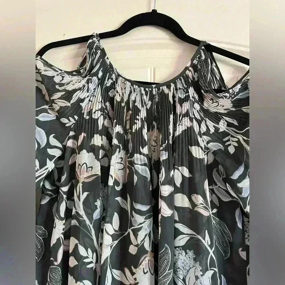 LC Lauren Conrad Cold Shoulder Floral Top like new size Small like new - Picture 5 of 7